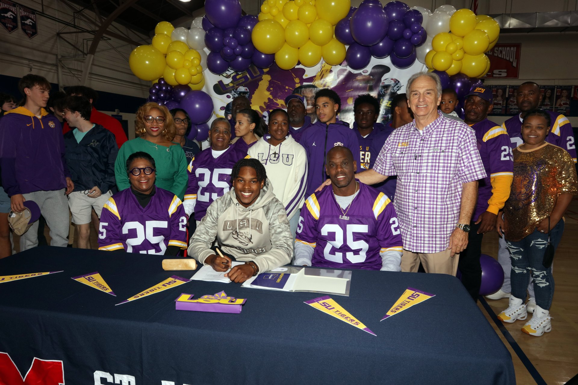 Harlem Berry ’25 Signs with LSU on National Early Signing Day