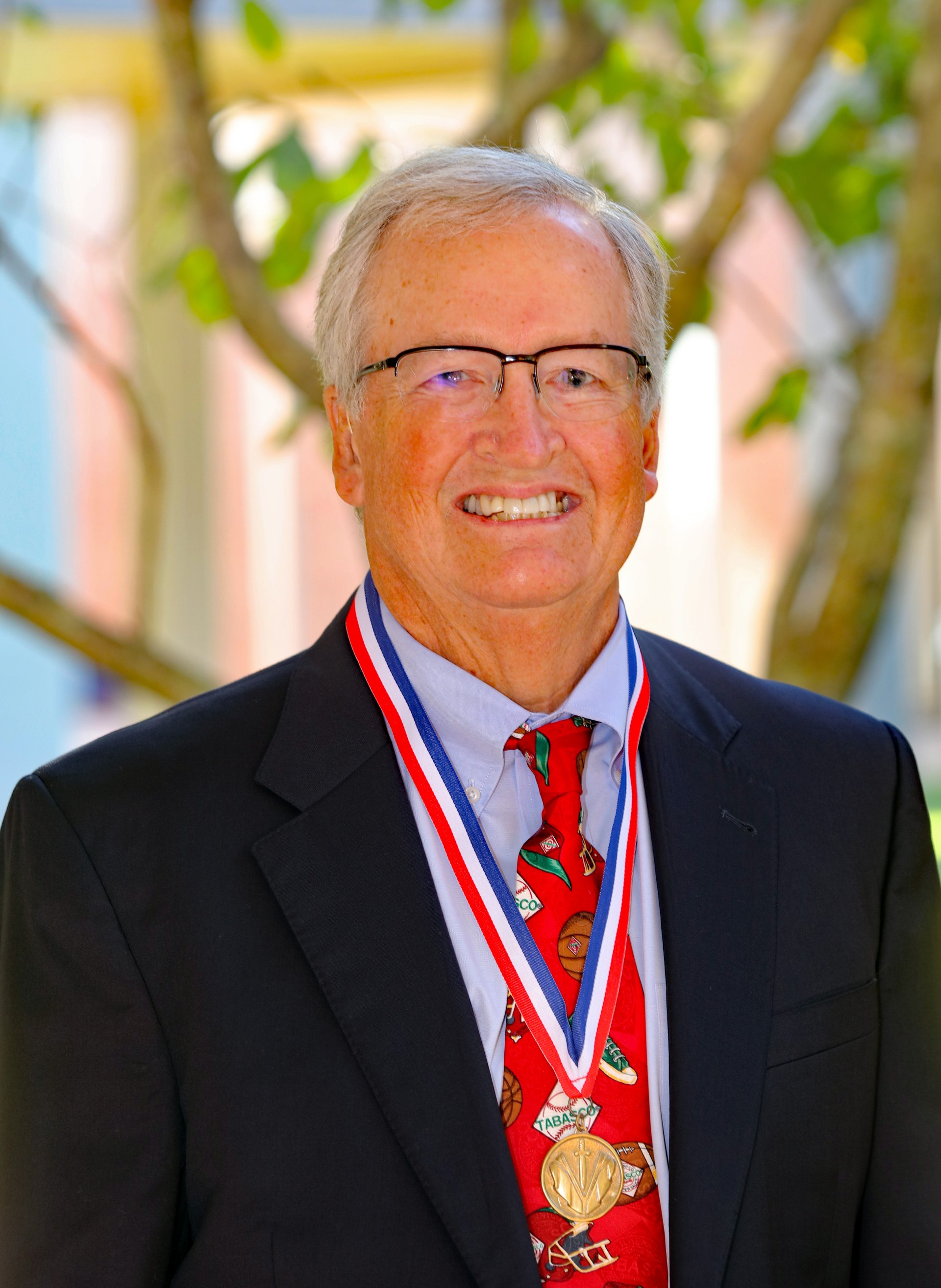 Dr. James B. Robinson ’75 Presented with Martin de Tours Award